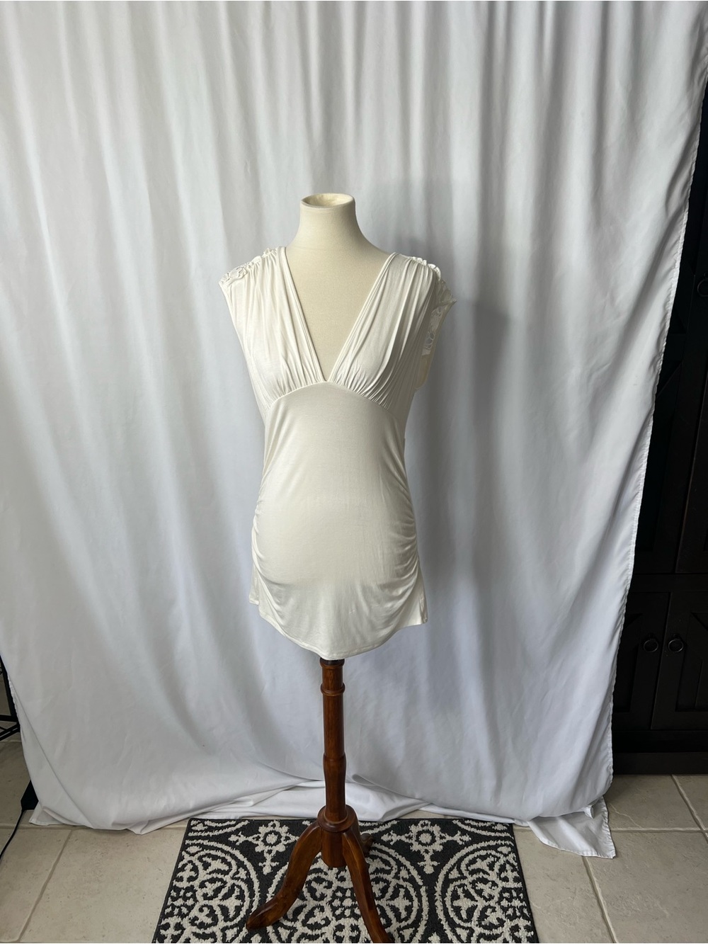 VENUS Ivory Ruched Lace Trim Top – Size L – Stretchy V-Neck Blouse